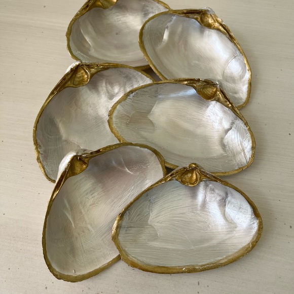 🌻6-Gorgeous pearl painted and gold trimmed shells - Picture 8 of 14